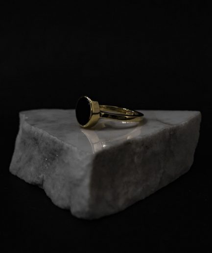 spēks, sievišķība un elegance ___tas viss un vēl vairāk, iemiesots šī gredzena kodolā, lai izceltu tā pārpasaulīgi unikālo nēsātāju ___14K dzeltenā zelta gredzens ar 10 mm oniksu