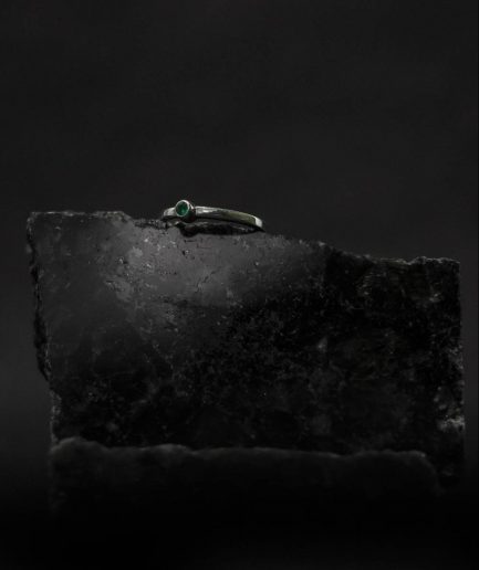 karaliski izsmalcināts un tomēr neuzkrītošs sudraba gredzens ar smaragdu.