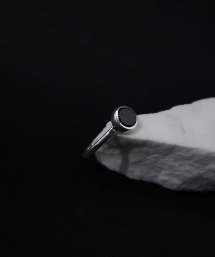 made simple yet impactful, this sterling silver ring with onyx embodies magic and chic.