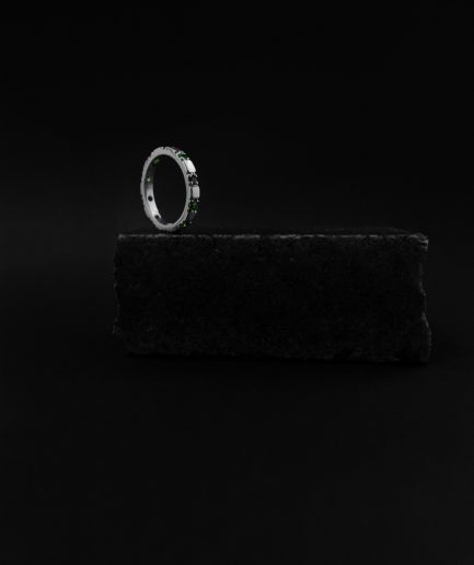 Si vous voulez vous sentir extra royal et chic, alors celle-ci est faite pour vous ___bague en argent sterling avec dix grenats grossulaires menthe.